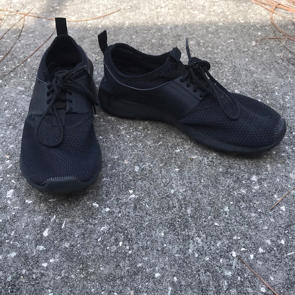 Nike knit shoes